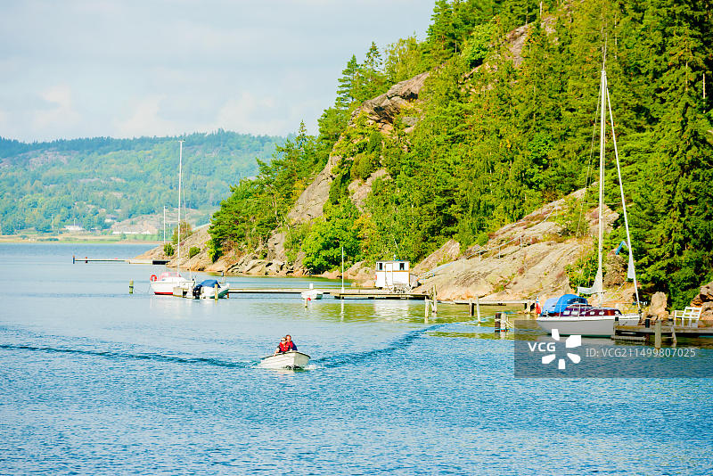 Askeron，瑞典 - 2016年9月9日：一对成年夫妇乘坐小型敞篷机动船在西部海岸旅行的环境纪录片图片素材