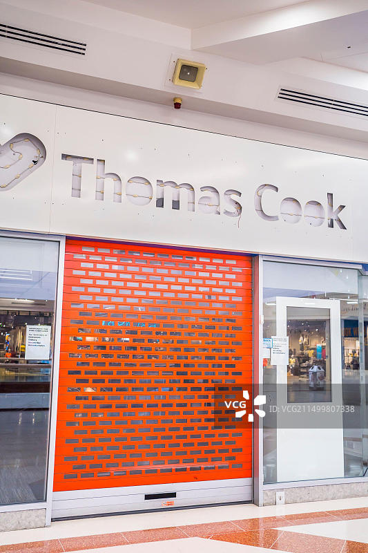 英国购物中心内旅行社Thomas Cook零售店入口 - 现已关闭，店铺空置并拉下卷帘门。图片素材