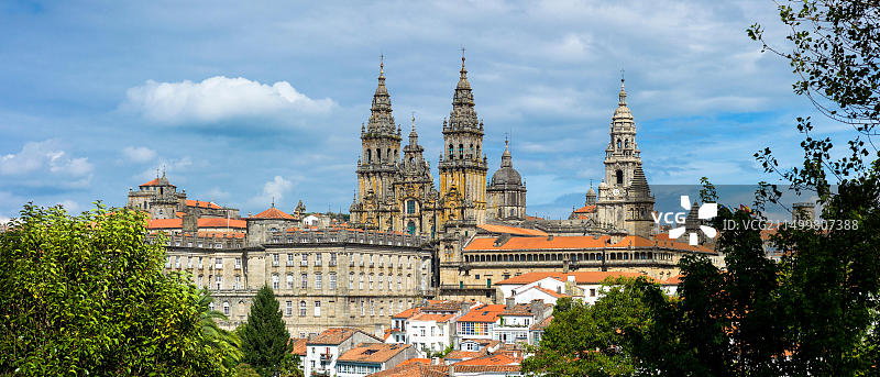 西班牙北部加利西亚，阿拉米达公园的圣地亚哥-德孔波斯特拉大教堂景观图片素材