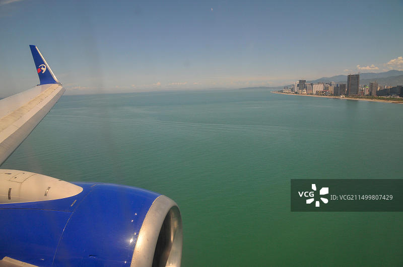 从捷克旅游服务航空波音737-800客舱内看到的格鲁吉亚巴统图片素材