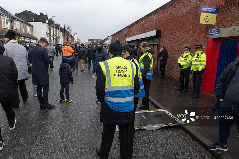 伦敦塞尔赫斯特公园足总杯比赛前的一名斯珀斯旅行服务员图片素材