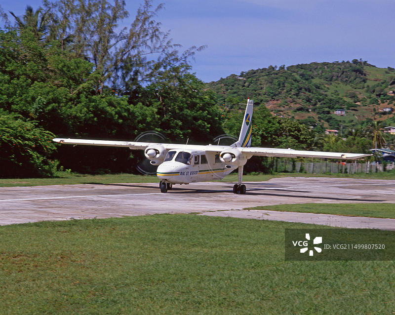 圣文森特和格林纳丁斯圣文森特岛轻型飞机在跑道上滑行图片素材