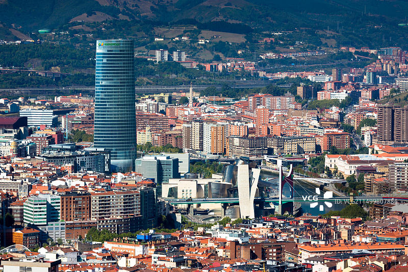 西班牙巴斯克地区毕尔巴鄂古根海姆博物馆、伊维尔德罗拉塔和红桥鸟瞰图片素材