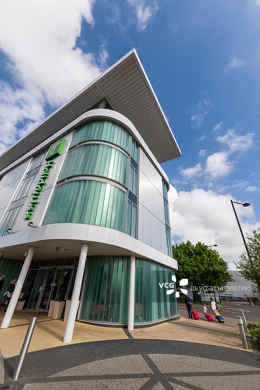 一家乘客从英国埃塞克斯郡绍森德假日酒店前往伦敦绍森德机场，航空旅行住宿图片素材