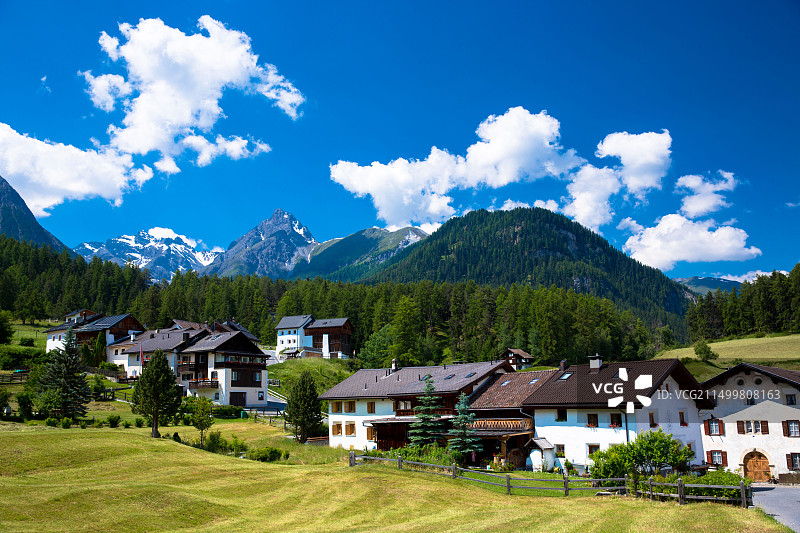 下恩嘎丁山谷拉克斯森林环绕的丰塔纳村，瑞士阿尔卑斯山，瑞士图片素材