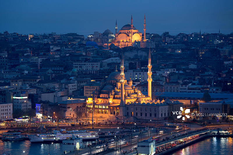 土耳其伊斯坦布尔新清真寺、金角湾博斯普鲁斯河和圣索菲亚大教堂的天际线城市景观图片素材
