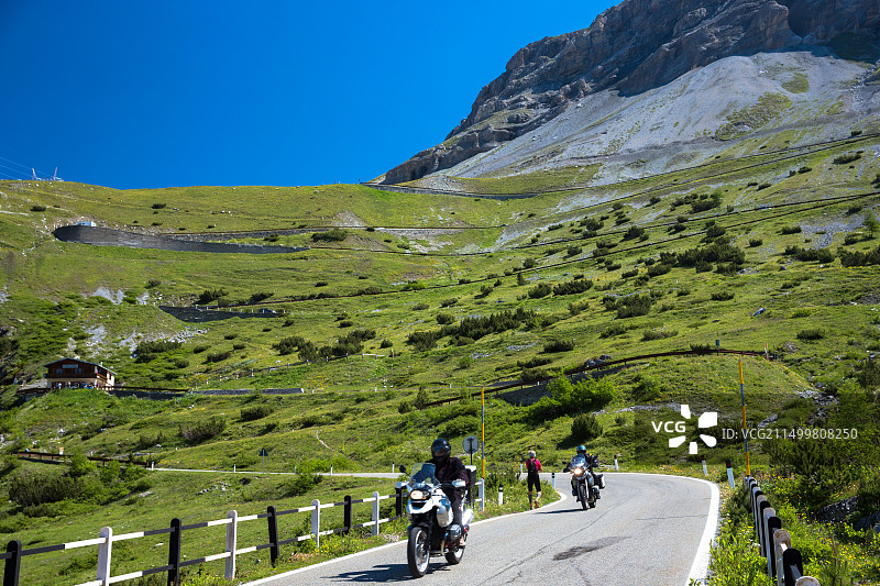 摩托车和行人：斯泰尔维奥山口，意大利北部阿尔卑斯山图片素材