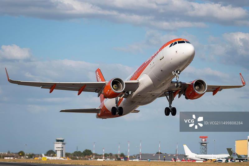 易捷航空空中客车A320客机OE-IJV从英国埃塞克斯郡伦敦绍森德机场起飞，前往葡萄牙法鲁，夏季航空旅行图片素材