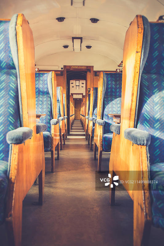 英国复古铁路车厢内部，秋日阳光，塞文河谷铁路图片素材