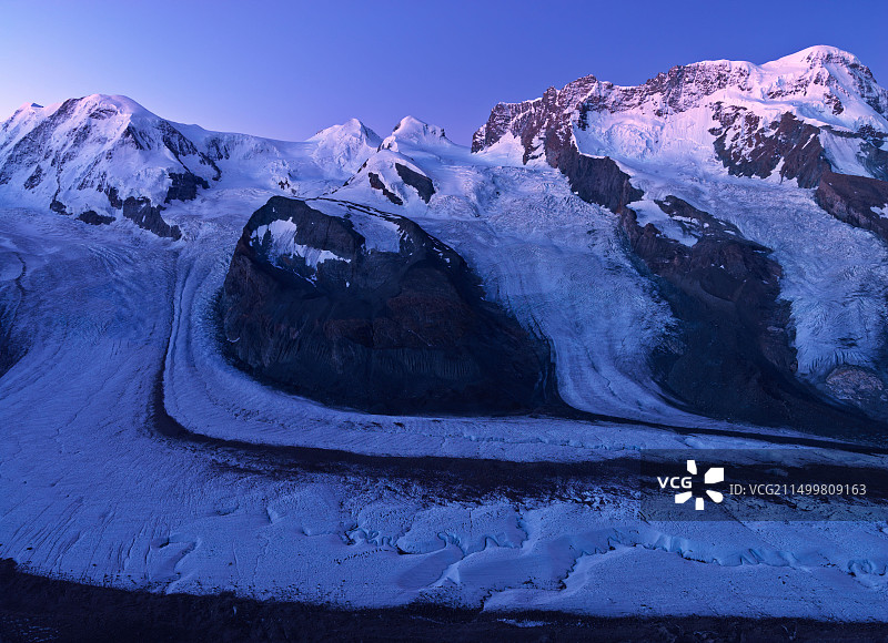 瑞士瓦莱州采尔马特：观赏罗莎峰、利斯卡姆峰、布莱特峰和戈尔内冰川图片素材