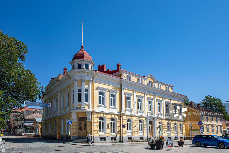 芬兰塔米萨里或埃克纳斯晴朗夏日蓝天下的老市政厅或城镇大厅图片素材
