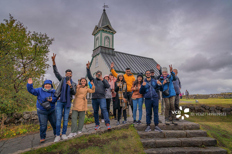 在冰岛辛格韦德利国家公园旅游的游客，联合国教科文组织世界遗产图片素材