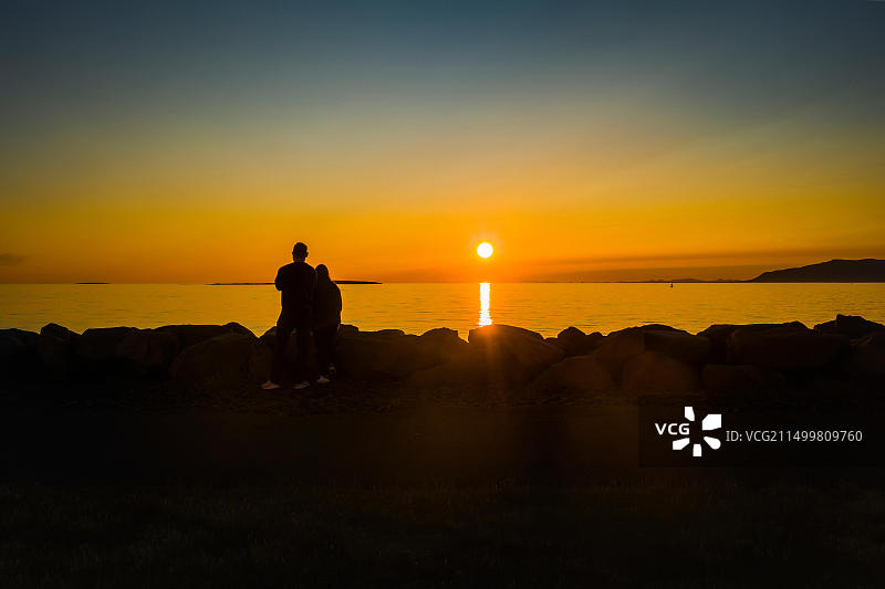 情侣在冰岛雷克雅未克欣赏日落图片素材