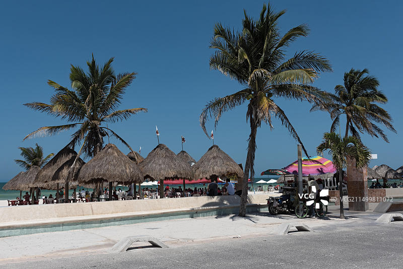 墨西哥尤卡坦州普罗格雷索海滩长廊上的纪念品摊位图片素材