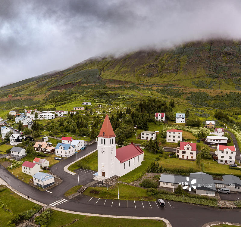 锡格吕菲厄泽教堂和房屋，锡格吕菲厄泽，冰岛北部图片素材