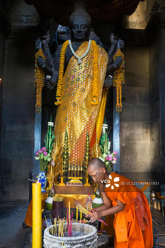 吴哥窟的僧侣与毗湿奴雕像，联合国教科文组织世界遗产，暹粒，柬埔寨，印度支那，东南亚，亚洲图片素材