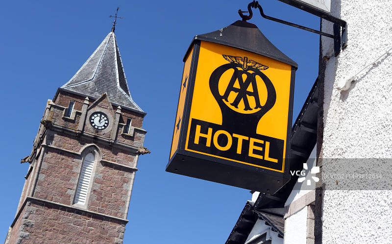 英国旧黄色AA酒店标志与教堂背景图片素材