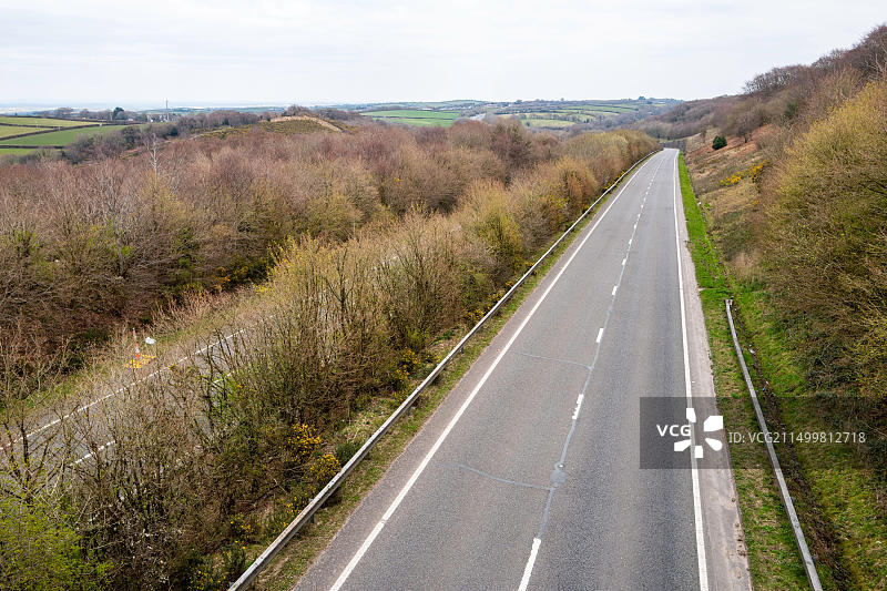 空旷的A30主干道，在2020年4月新冠疫情旅行限制期间，没有前往英格兰西南康沃尔的春假交通图片素材