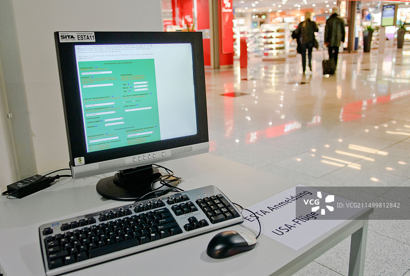 德国机场的电子旅行授权系统（ESTA）电脑终端图片素材