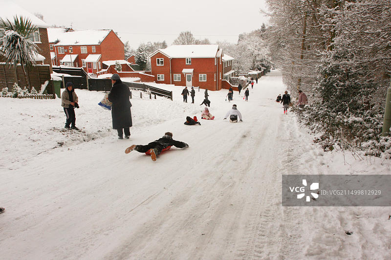2009年大雪导致交通中断后，人们在汉普郡博登的森林路上滑雪图片素材