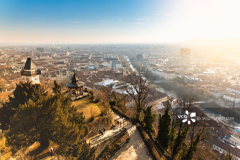 从格拉茨城堡山Schlossberg眺望格拉茨市，旅游目的地图片素材
