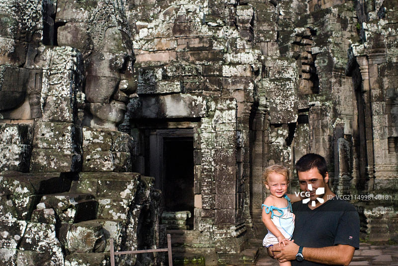 巴戎寺的面容：与孩子们的旅行，父亲和女儿的吴哥寺之旅图片素材