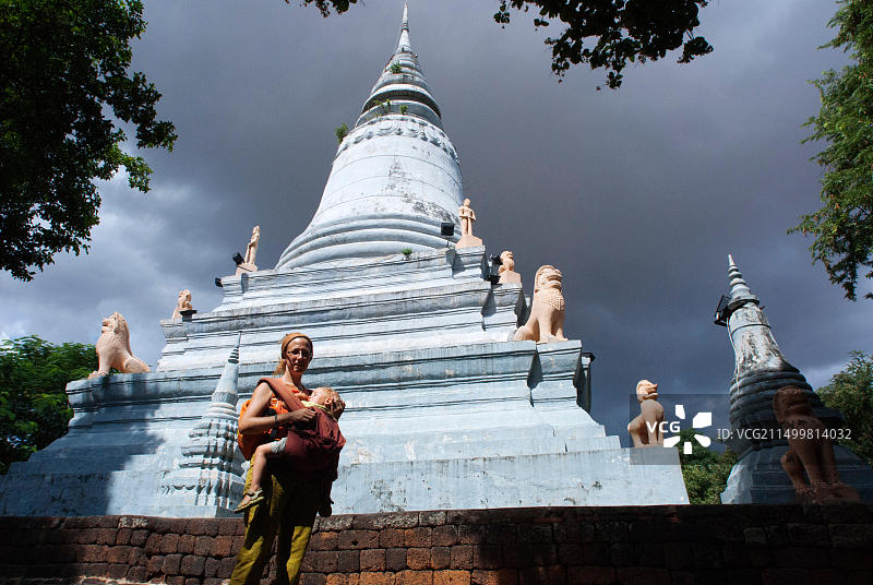 金边塔山寺，柬埔寨。带孩子旅行。母亲和女儿旅行。塔山寺是一座佛教寺庙图片素材