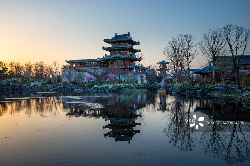 倒影中的楼阁  金陵小城图片素材