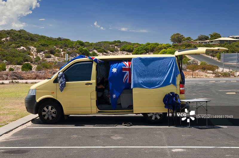 停在西澳大利亚普雷斯顿海滩用作露营车的厢型车图片素材