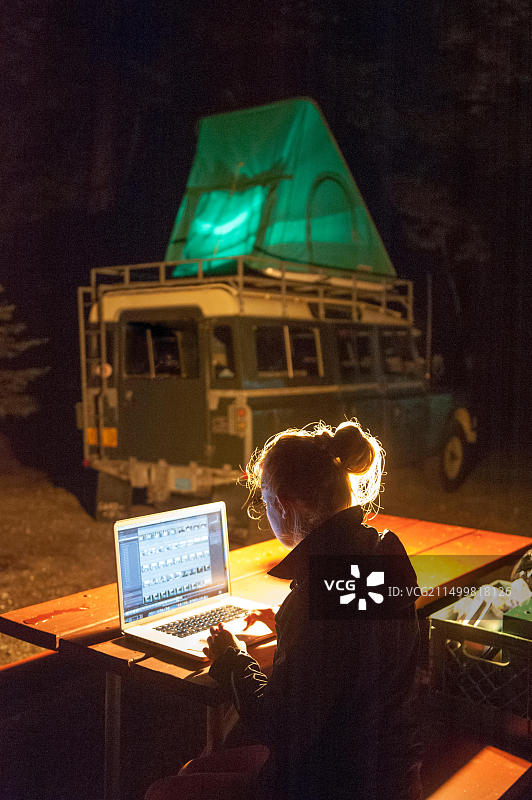 在缅因州塞巴戈湖营地使用笔记本电脑的女人图片素材