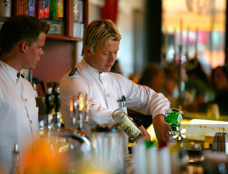 调酒师在瑞典哥德堡的餐厅调制鸡尾酒图片素材