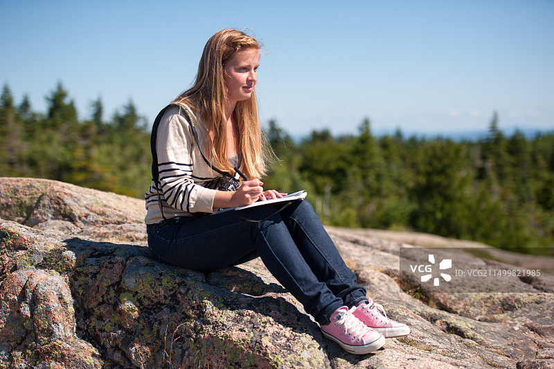 阿卡迪亚国家公园岩石海岸上的女人图片素材