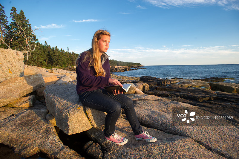 阿卡迪亚国家公园岩石海岸上的女人图片素材