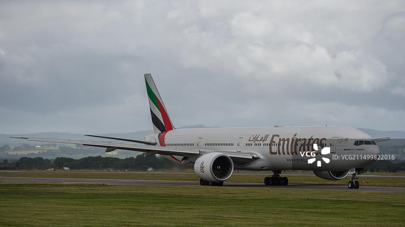 阿联酋航空波音777飞往迪拜，从格拉斯哥国际机场起飞图片素材