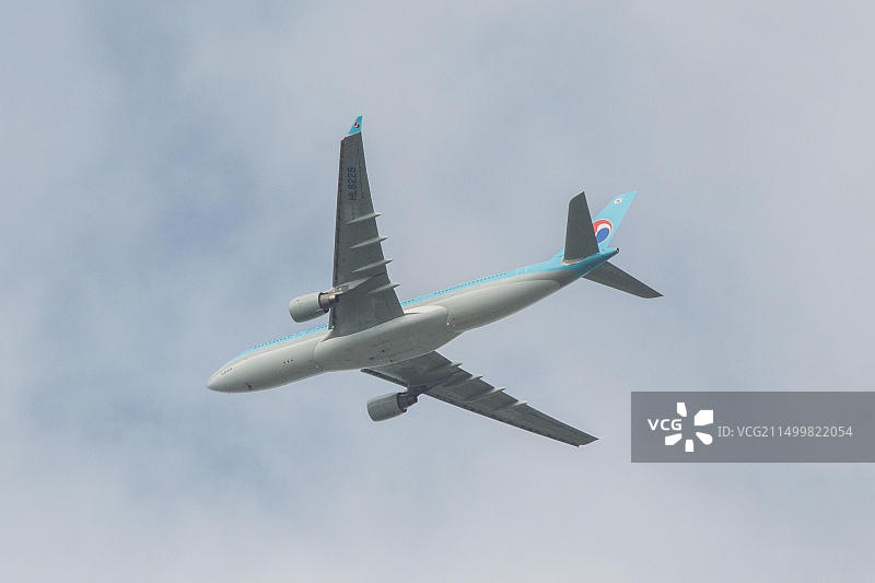 从首尔出发的大韩航空直飞服务回归，一架远程空客A330飞机在苏格兰伦弗鲁郡格拉斯哥国际机场亮相。图片素材