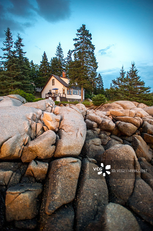 缅因州鹿岛岩石地形上的小屋图片素材
