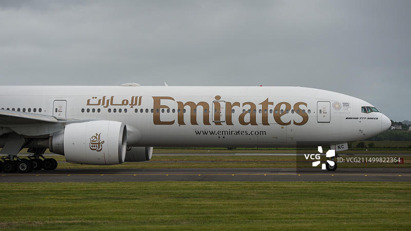 阿联酋航空波音777飞往迪拜，从格拉斯哥国际机场起飞图片素材