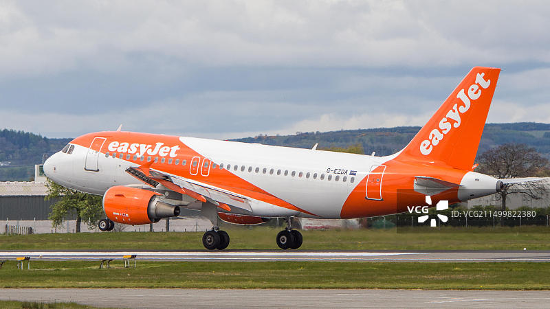 易捷航空抵达苏格兰伦弗鲁郡格拉斯哥国际机场图片素材