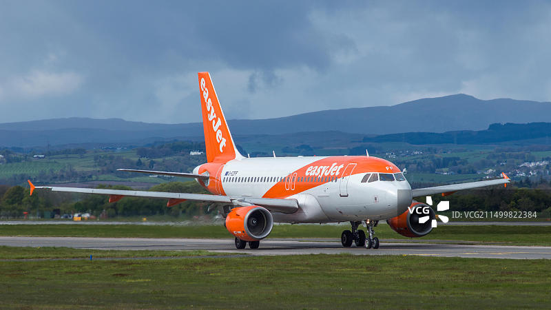 易捷航空抵达苏格兰伦弗鲁郡格拉斯哥国际机场图片素材