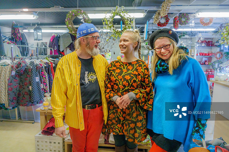 在芬兰拉普兰商店里的人们图片素材