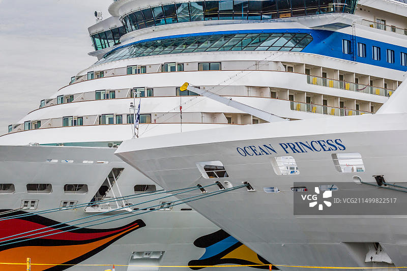 停靠在冰岛雷克雅未克港口的大型游轮图片素材
