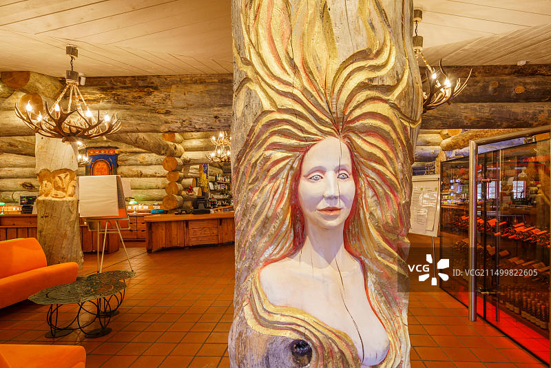 拉普兰卡克斯劳塔宁酒店的女子木雕图片素材