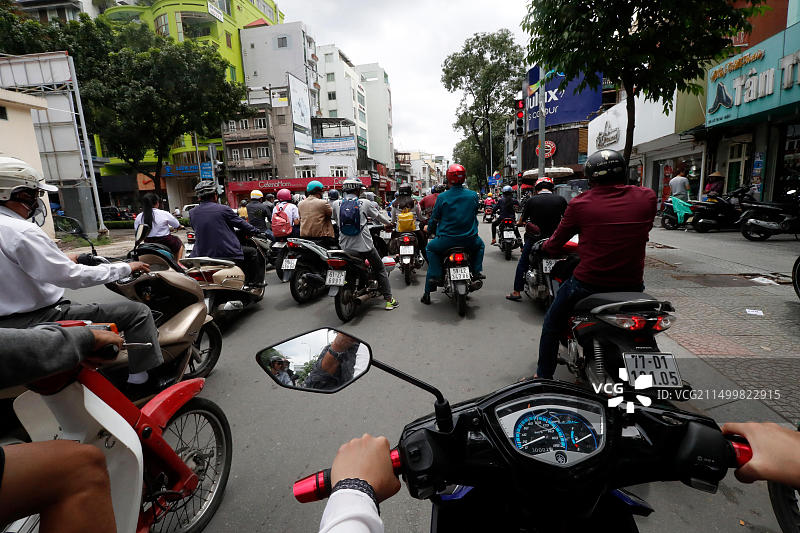 越南胡志明市的摩托车交通景象图片素材
