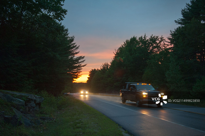 新英格兰公路旅行日落与车辆图片素材