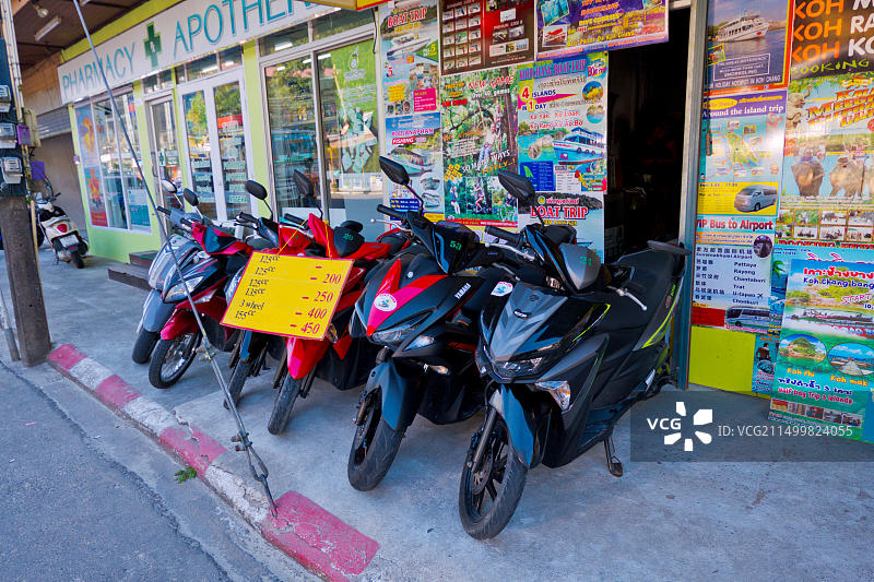 泰国象岛的摩托车租赁店、旅行社和主路图片素材