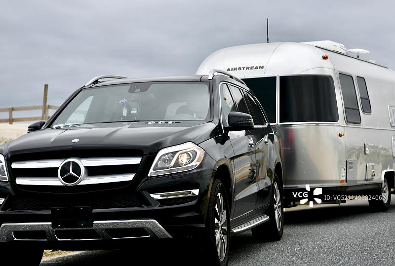 梅赛德斯奔驰SUV拖曳的Airstream旅行拖车图片素材