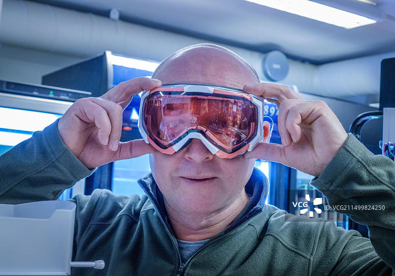 男人购买滑雪护目镜图片素材