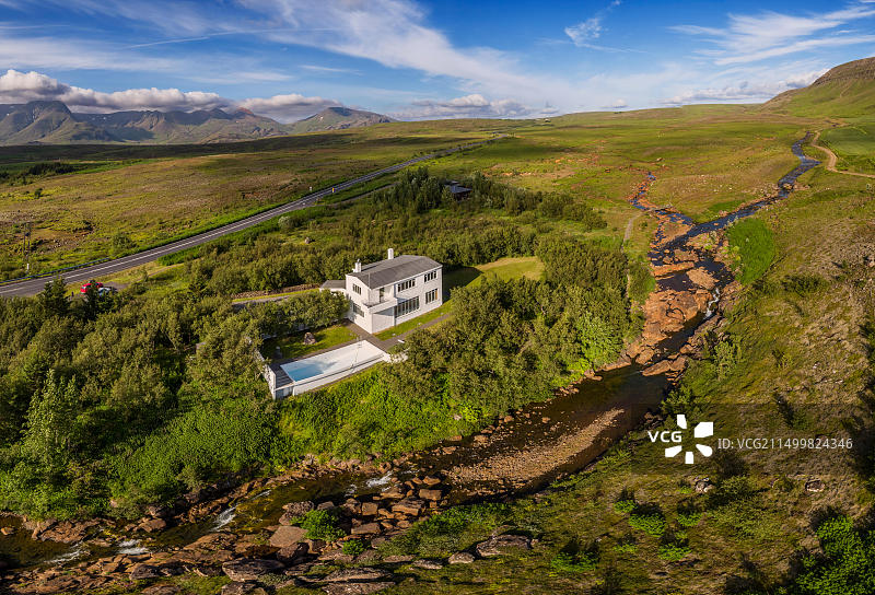 冰岛莫斯费尔斯拜尔的哈尔多尔·拉克斯内斯博物馆（无人机拍摄）图片素材