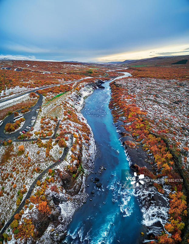 冰岛博尔加峡湾：秋季的Hraunfossar瀑布（无人机拍摄）图片素材