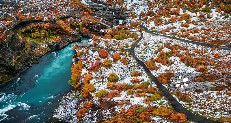 冰岛博尔加峡湾：秋季的Hraunfossar瀑布（无人机拍摄）图片素材